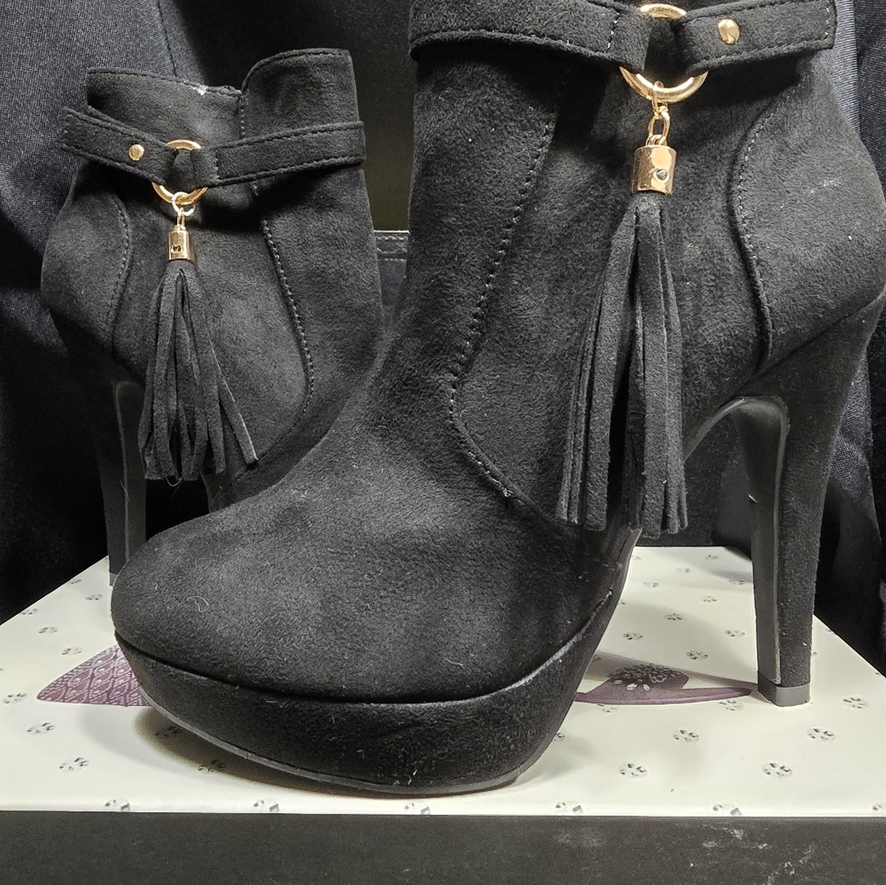 Women's ankle booties size 6